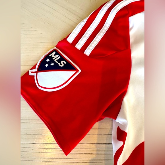 Adidas New York Red Bulls 2016-17 Primary Replica Soccer Jersey -Youth Large - Picture 7 of 15